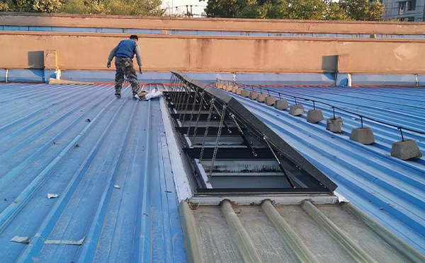 某区域性物流仓储中心靖边排烟窗系统安装项目